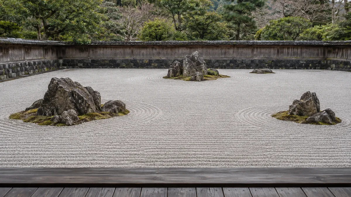 Jardin zen japonais composé de rochers et de gravier ratissé